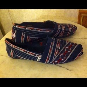 Bob's Memory Foam navy with Aztec print Size 9